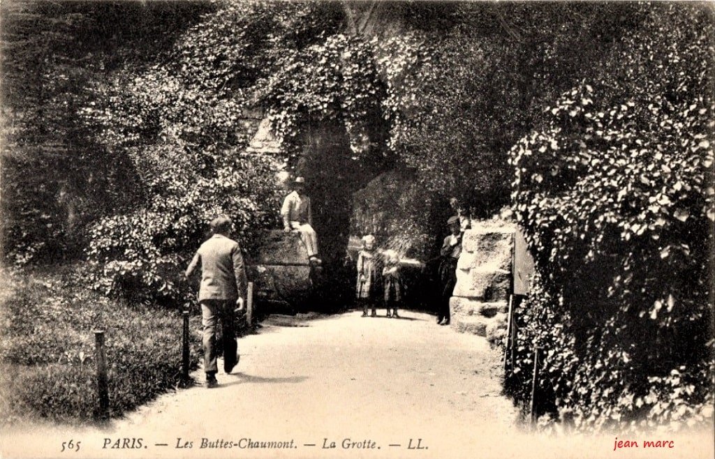 Les Buttes Chaumont - La Grotte.jpg