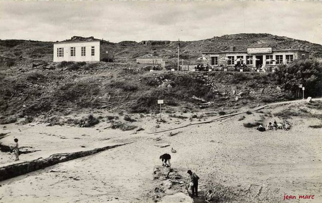 Ile de Cézembre - Le Bar, la Plage.jpg