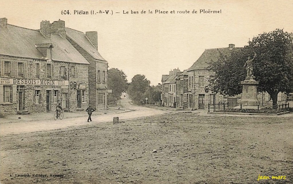 Plélan-le-Grand - Le bas de la Place et la Route de Ploërmel.jpg