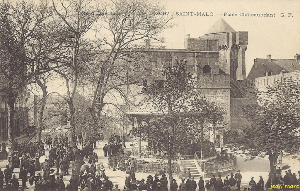 Saint-Malo - Place Chateaubriand.jpg