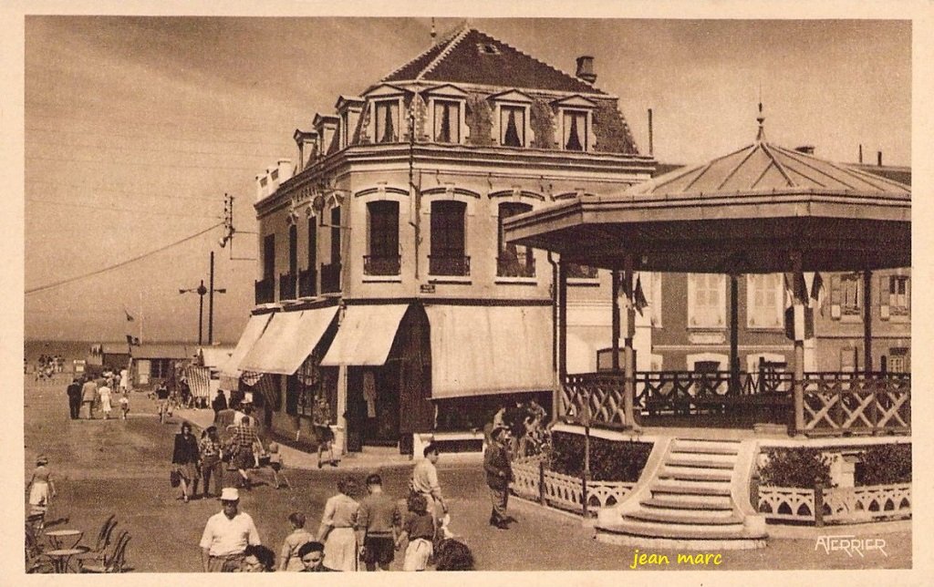 Cayeux-sur-Mer - Un coin de la Place de l'Amiral Courbet.jpg