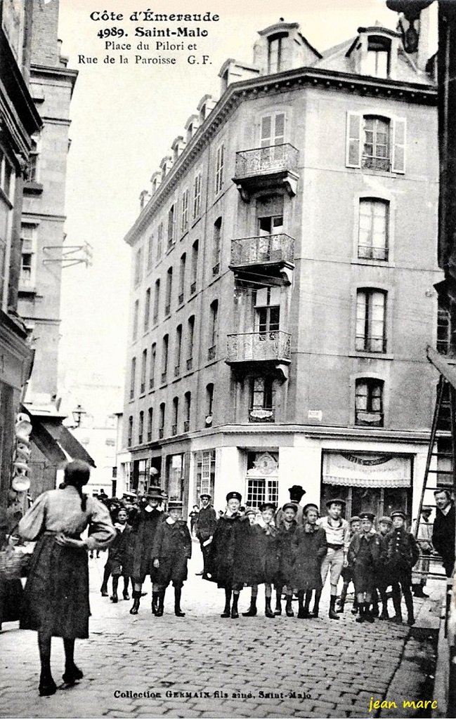 Saint-Malo - Place du Pilori et rue de la Paroisse.jpg