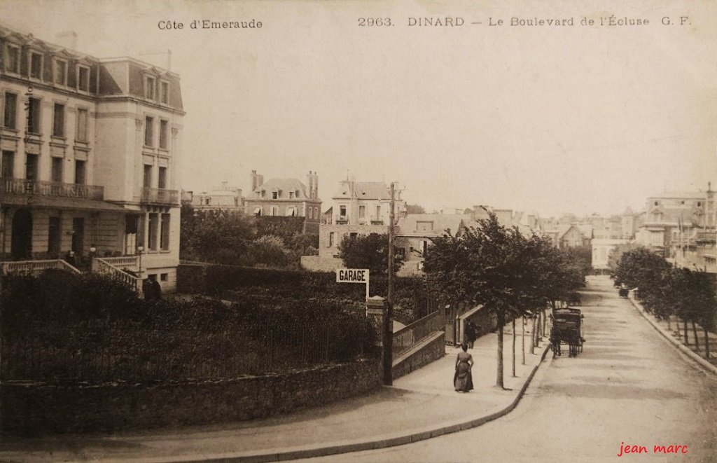 Dinard - Le Boulevard de l'Ecluse (Grand Hôtel de la Plage et du Casino).jpg